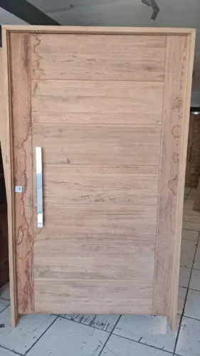 Porta pivotante 128x214 madeira angelim