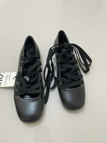 Sapatilha Zara original Modelminimalista super tendência Linda no pé e confortável