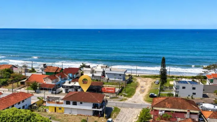 Imóvel comercial + residencial de esquina na Barra do Saí, à 80 metros da praia em Itapoá