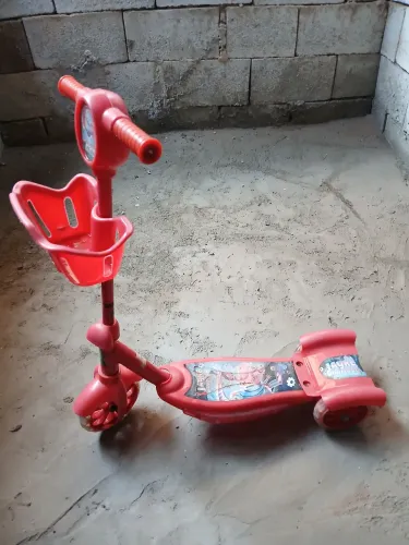 Vendo um patinete infantil 3 rodas 60 centímetros de comprimento e o Guidon tem 70 de al