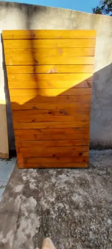 Painel ripado de madeira