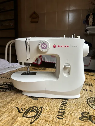 Máquina de Costura Singer M1605 Semi Nova Completa Pouco Uso Perfeita