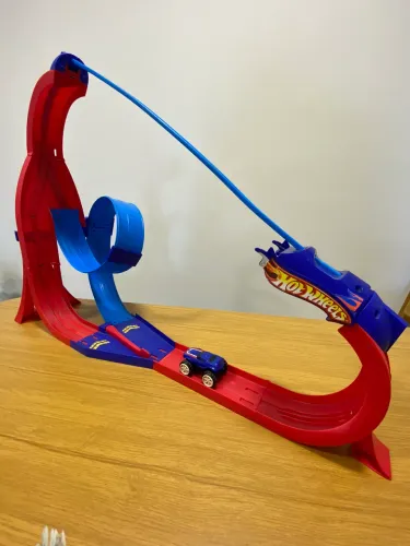 Pista HotWheels imantada com carrinho