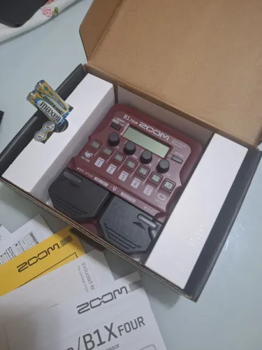 Vendo pedaleira Zoom B1 Four (Baixo)