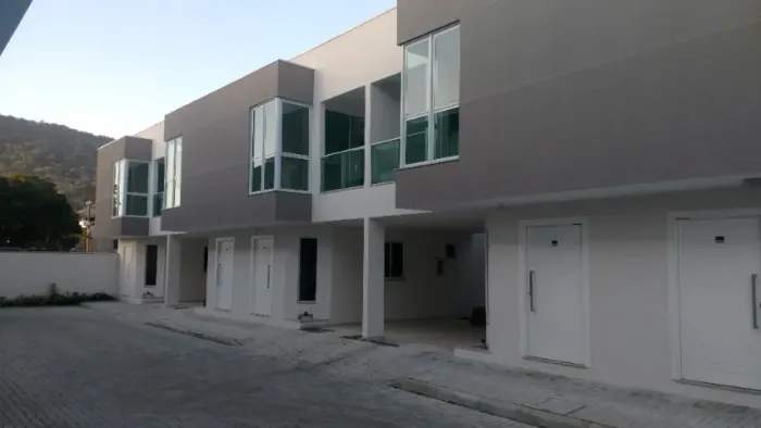 casa geminada 2 suites, lavabo, garagem, semi mobiliada