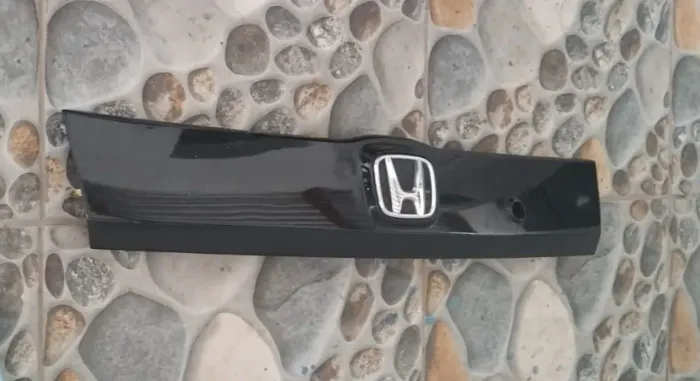 Friso aplique da tampa Honda Fit original usado régua moldura mala