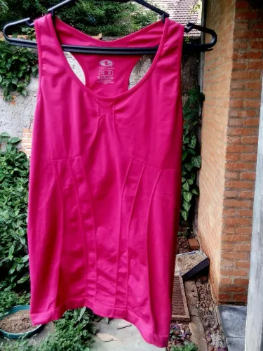 Regata esportiva feminina (estilo nadador) na cor rosa choque ou fúcsia.