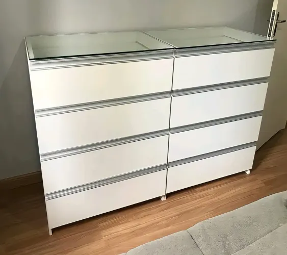 Cômoda Contendo Oito Gavetas Com Tampo De Vidro L 1.20 M