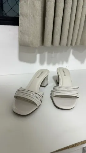 vendo sandália constance 37