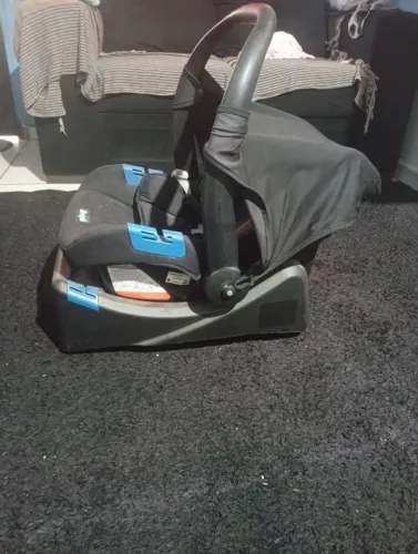 Bebê conforto com assento de carro