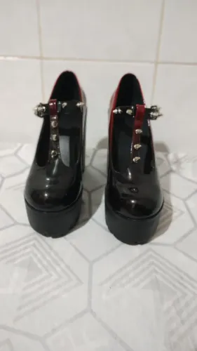 Salto alto degradê com spikes