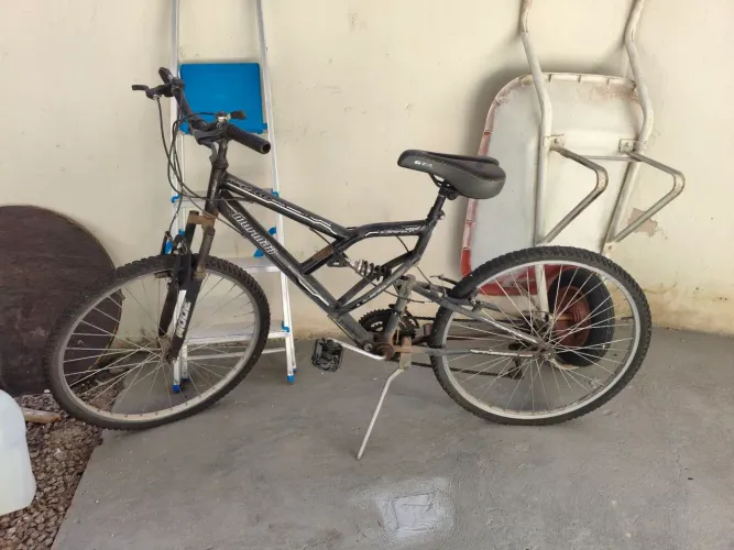 Bicicleta Aro 24 Mountain Bike Preta com Suspensão 