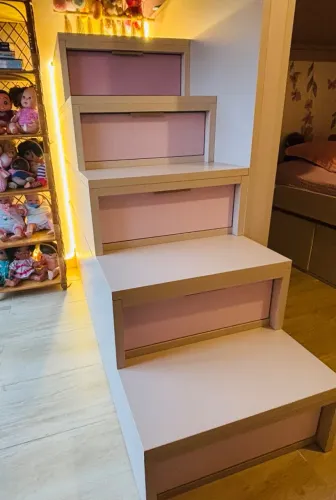 Escada com gavetas para quarto infantil