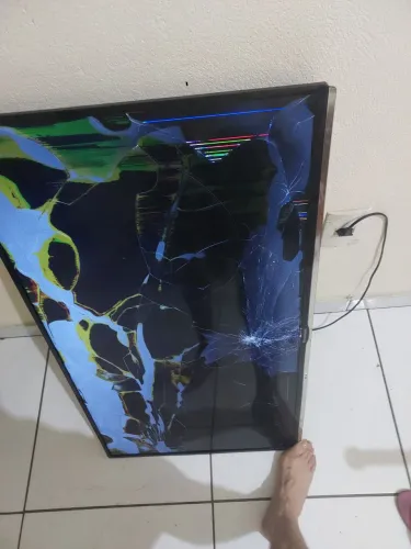 Tela TV ful HD DE 40 PANASONIC Quebrada a tela