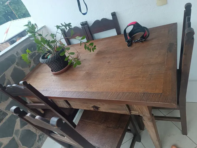 Mesa de Madeira Maciça com 5 Cadeiras