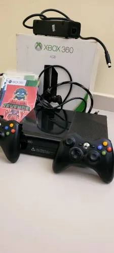 Xbox 360 com dois controles e Kinect