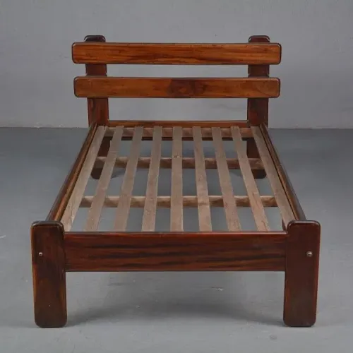 Cama em madeira maciça