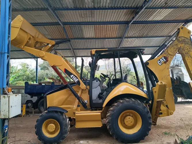 vende-se RETROESCAVADEIRA CATERPILLAR