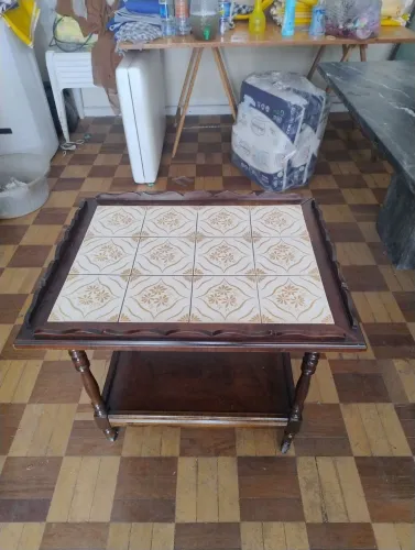Carrinho de chá antigo com tampo de azulejo 