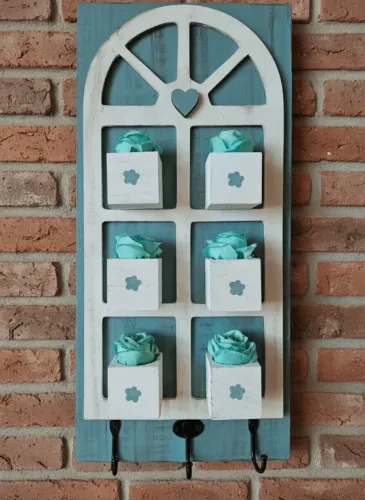 Placa decorativa com ganchos