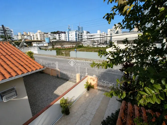 DUAS CASAS NO MESMO TERRENO NO ABRAÃO ? FLORIANÓPOLIS
