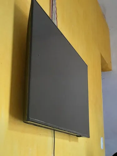 Televisão de 43 polegadas com 4 meses de uso nova