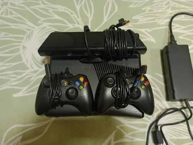 XBOX 360 Slim desbloqueado + 2 controles + Kinect