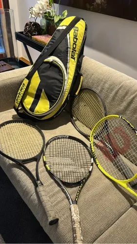 Raqueteira Babolat + 4 raquetes sem uso