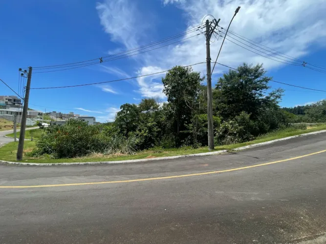 Terreno com medidas acima da média e integrado com a natureza para venda