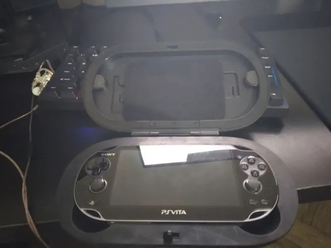 PS Vita - Ótimo Estado de Funcionamento (Marcas Normais de Uso)