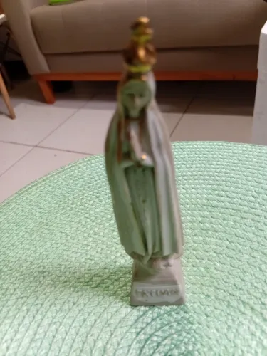 Imagem sacra antiga em louça, Nossa senhora de Fátima.