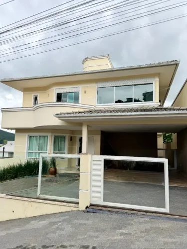 Casa de 4 dormitórios à venda na Pedra Branca