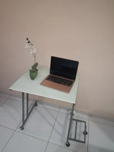 Escrivaninha em açoe vidro com roldanas para facilitar deslocamento.