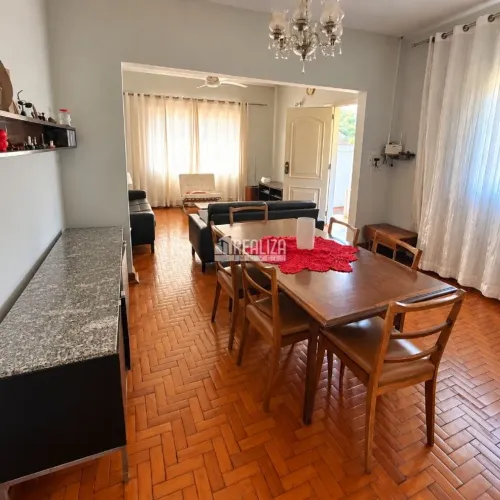 VENDE-SE CASA COM TRÊS QUARTOS SENDO UMA SUÍTE + GALPÃO NA REGIÃO CENTRAL DE IGARAPAVA/SP
