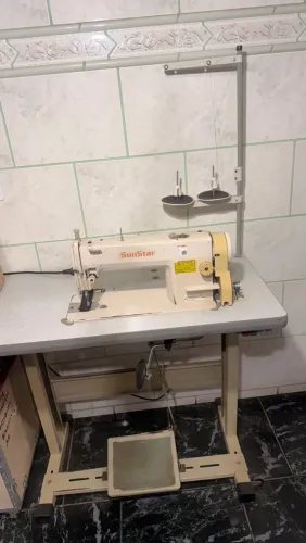 Máquina de Costura Reta Industrial SunStar KM-250B Completa com Mesa