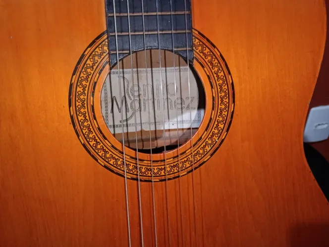 Violão de nylon usado