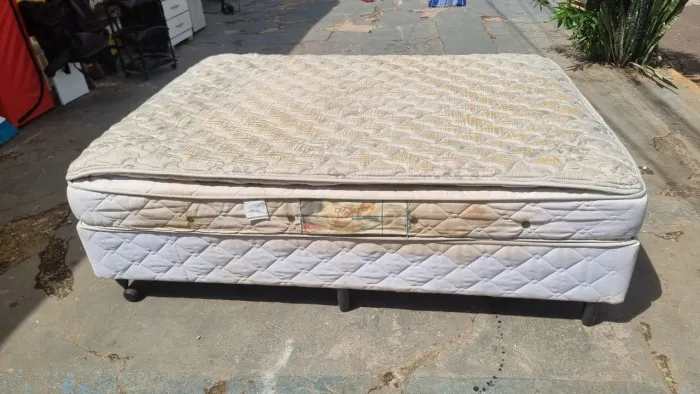 Cama casal tamanho padrão base mais colchão molas marcas de uso ((ENTREGO GRATIS))