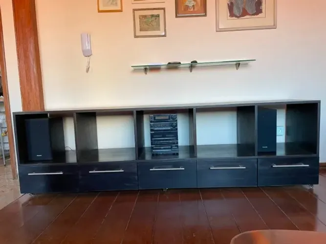 Aparador para sala, com cinco nichos e cinco gavetas