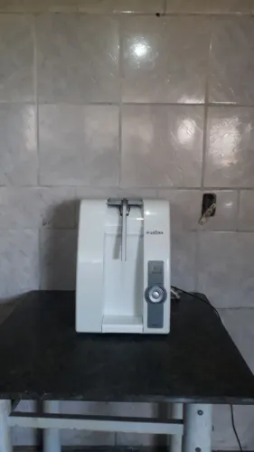 Purificador de água Latina serve água gelada e natural funcionando.