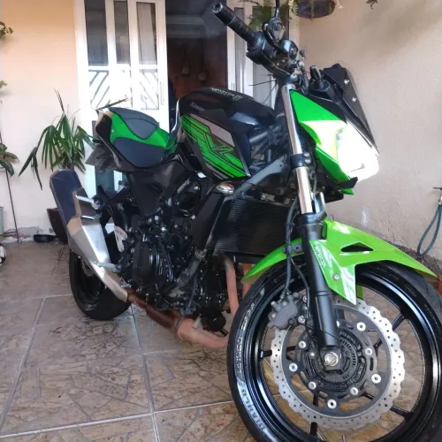 Vende se ou troco - Kawasaki Z400 2020 | 28 Mil Km | Pneus e Relação Novos -