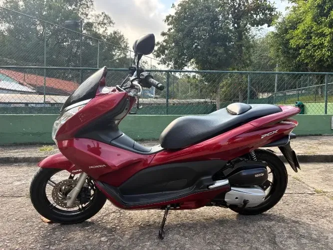 Honda PCX 150, ano 2014. Moto muito bem conservada, apenas 17.000Km. Nova.