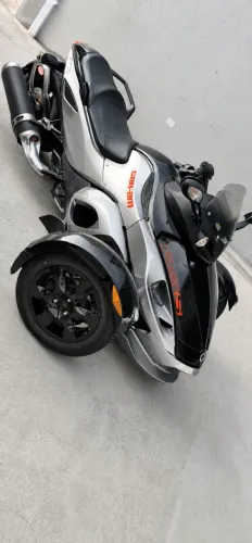 TRICICLO / MOTO ESPORTIVA BRP CAN AM SPYDER RS S