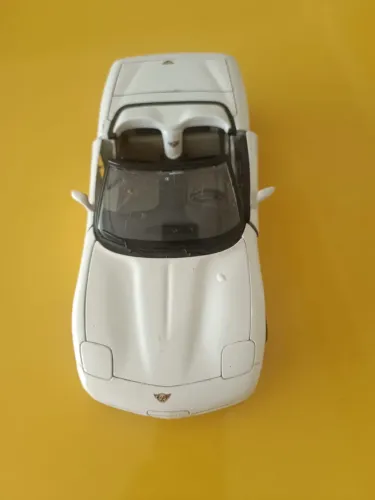 Carro corvette branco década de 90.