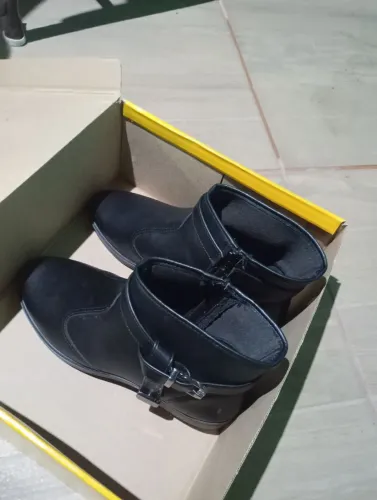 Vende-se bota feminina 