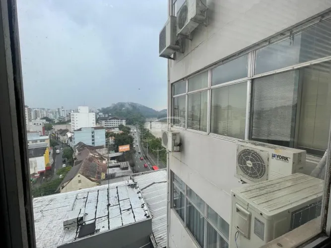 Sala comercial disponível para locação no bairro Centro, em Blumenau/SC.