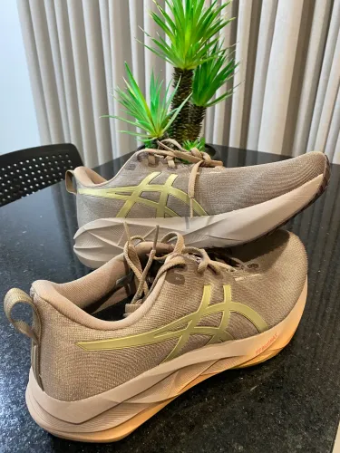 Tenis Asics Novablast 5 Luxe