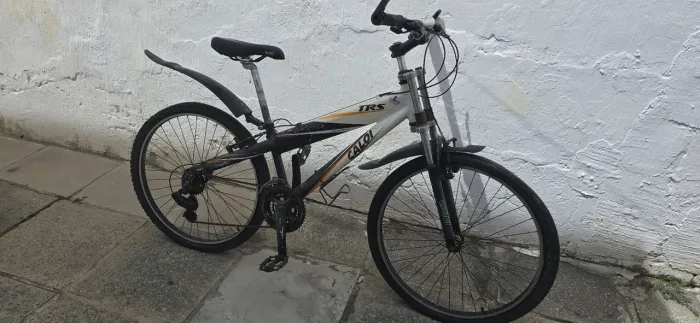 Bicicleta Caloi Mountain Bike TRS Aro 26 21 Marchas