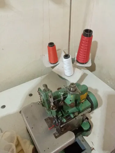 Máquina overloque com mesa e motor