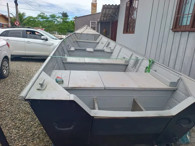 Vendo ou troco Conjunto completo Barco Oceania, carretinha Rodoviária e motor
