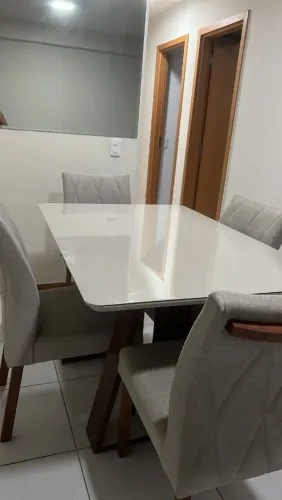 Vende-se mesa com 4 cadeiras